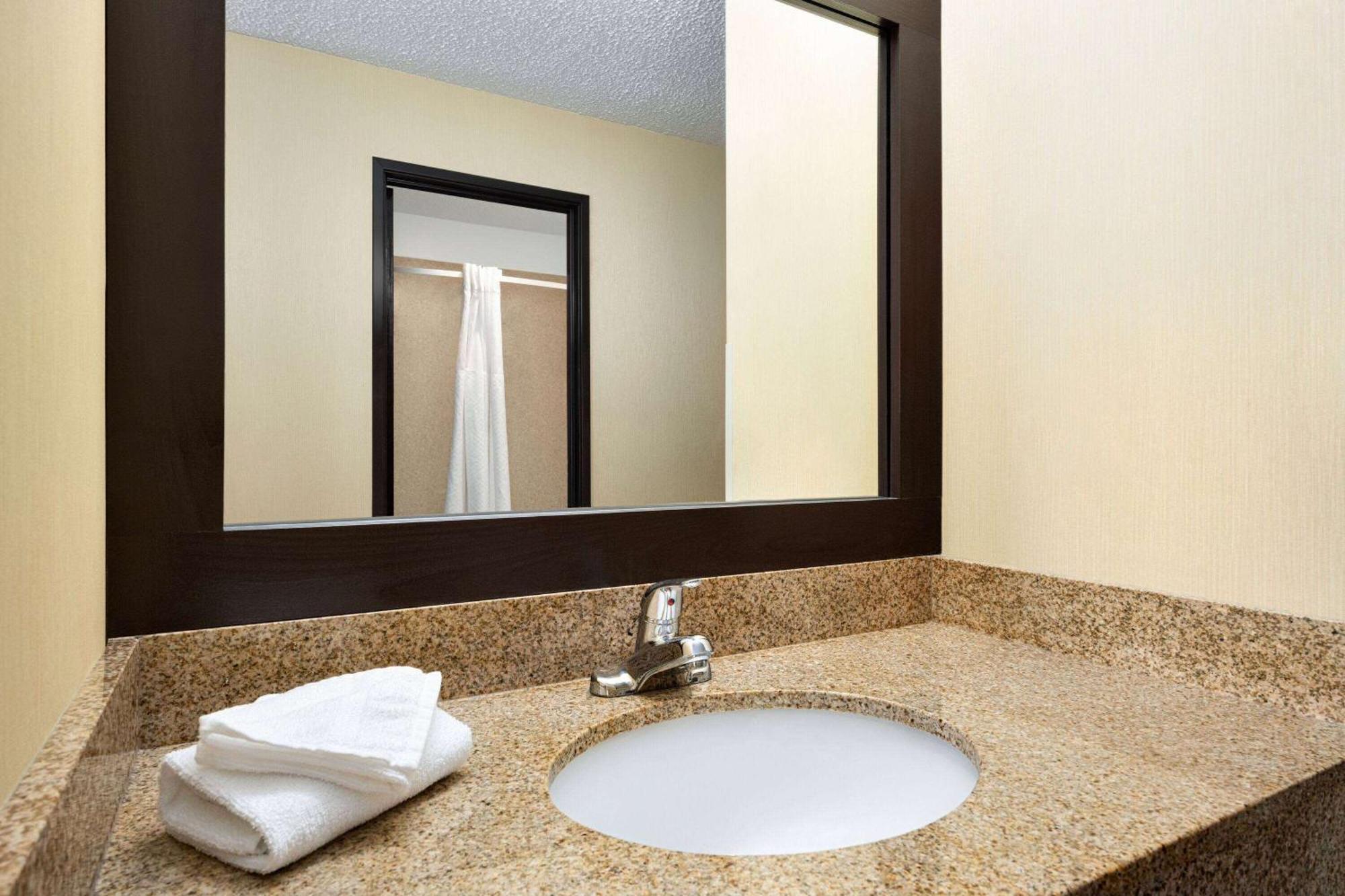 Days Inn By Wyndham Carbondale Extérieur photo